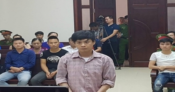 Giảm án cho lái xe xông vào trụ sở chém Công an