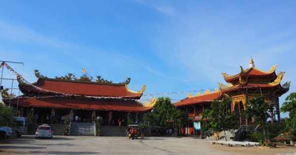 Đến Hải Tiến lễ chùa Hồi Long