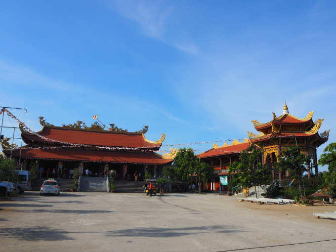 Ch&ugrave;a Hồi Long l&agrave; một trong nhữnng địa điểm hấp dẫn du kh&aacute;ch khi đến biển Hải Tiến.