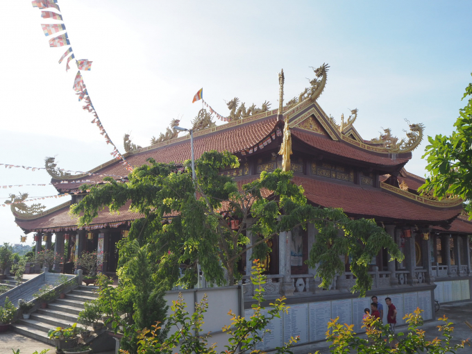 &nbsp;To&agrave; tam bảo được dựng l&ecirc;n bởi 32 c&acirc;y cột gỗ d&agrave;i v&agrave; 48 cột đ&aacute;. Nền ch&ugrave;a được t&ocirc;n cao 1,8m.