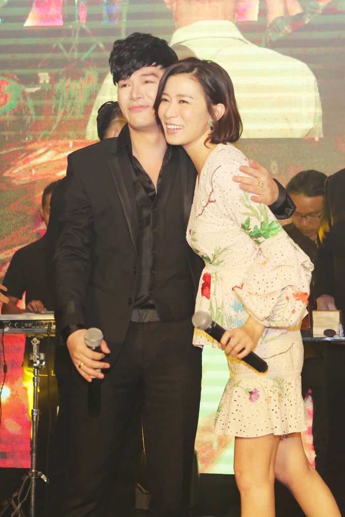 Nathan Lee đeo nhẫn kim cương trị gi&aacute; hơn 8 tỷ đồng tới mừng L&yacute; Nh&atilde; Kỳ ra mắt tiệm kim cương mới