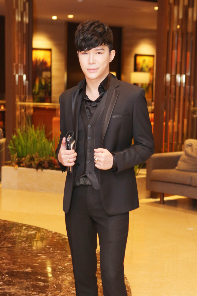 Nathan Lee đeo nhẫn kim cương trị gi&aacute; hơn 8 tỷ đồng tới mừng L&yacute; Nh&atilde; Kỳ ra mắt tiệm kim cương mới