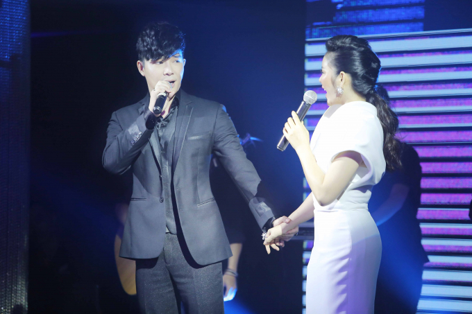 Nathan Lee đeo nhẫn kim cương trị gi&aacute; hơn 8 tỷ đồng tới mừng L&yacute; Nh&atilde; Kỳ ra mắt tiệm kim cương mới