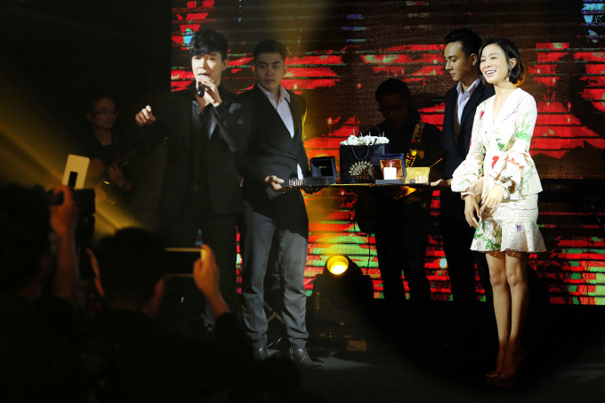 Nathan Lee đến mừng sinh nhật L&yacute; Nh&atilde; Kỳ.