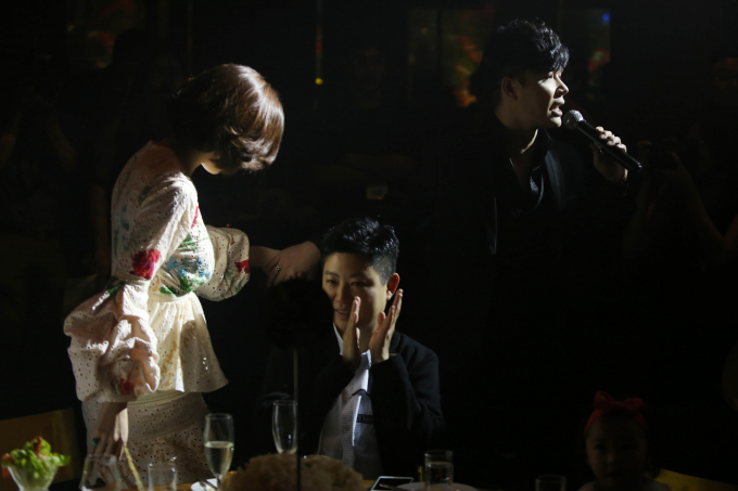 Nathan Lee cầm tay Xa Thi Mạn h&aacute;t mừng sinh nhật.