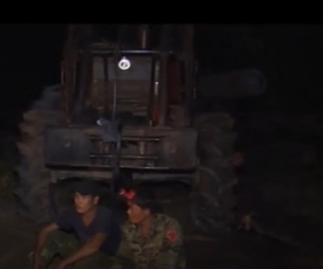 C&aacute;c đối tượng sử dụng xe chuy&ecirc;n dụng vận chuyển gỗ lậu bị bắt giữ.