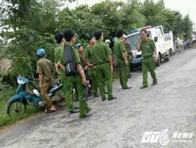 Lực lượng c&ocirc;ng an c&oacute; mặt tại c&aacute;c chốt chặn.