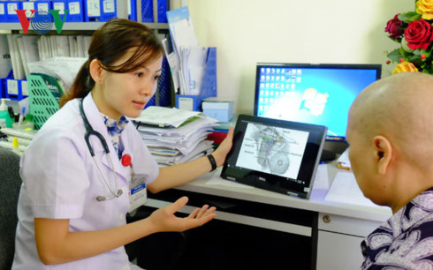 Nh&acirc;n vi&ecirc;n y tế khoa Nội- Qu&aacute;n Sứ với người bệnh.