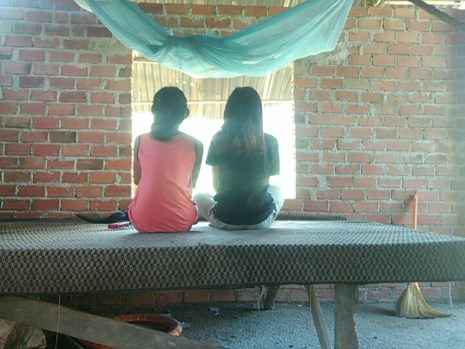 T v&agrave; V tr&ecirc;n chiếc giường m&agrave; T&acirc;m đ&atilde; thực hiện h&agrave;nh vi giao cấu (ảnh lớn) v&agrave; Giấy khai sinh của T thể hiện ng&agrave;y sinh l&agrave; 13/12/2000.