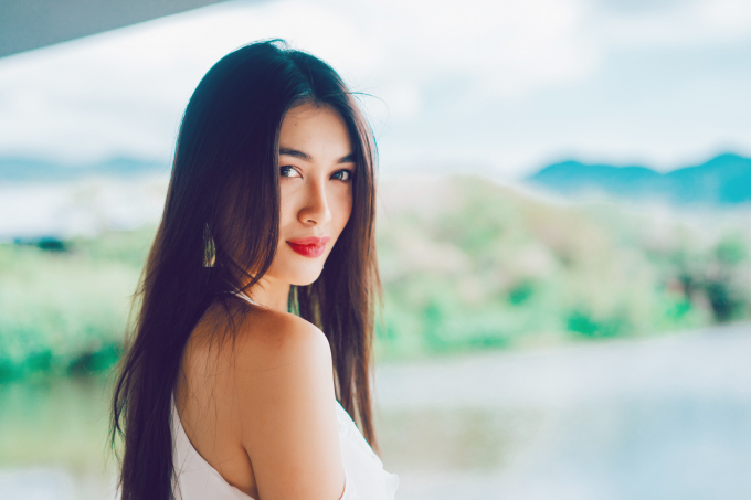 Diện mốt sắc v&agrave;ng, Lệ Hằng đầy xinh đẹp v&agrave; cuốn h&uacute;t giữa biển trời thi&ecirc;n nhi&ecirc;n