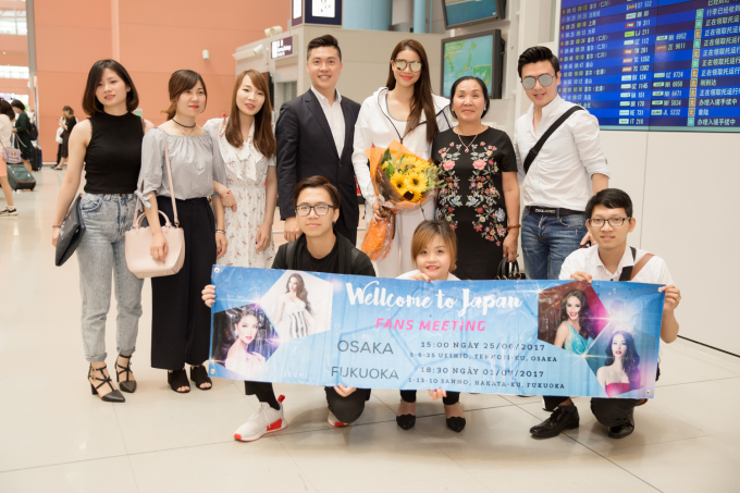 Hoa hậu Phạm Hương nhận được sự y&ecirc;u mến của sinh vi&ecirc;n Việt Nam tại Nhật Bản.