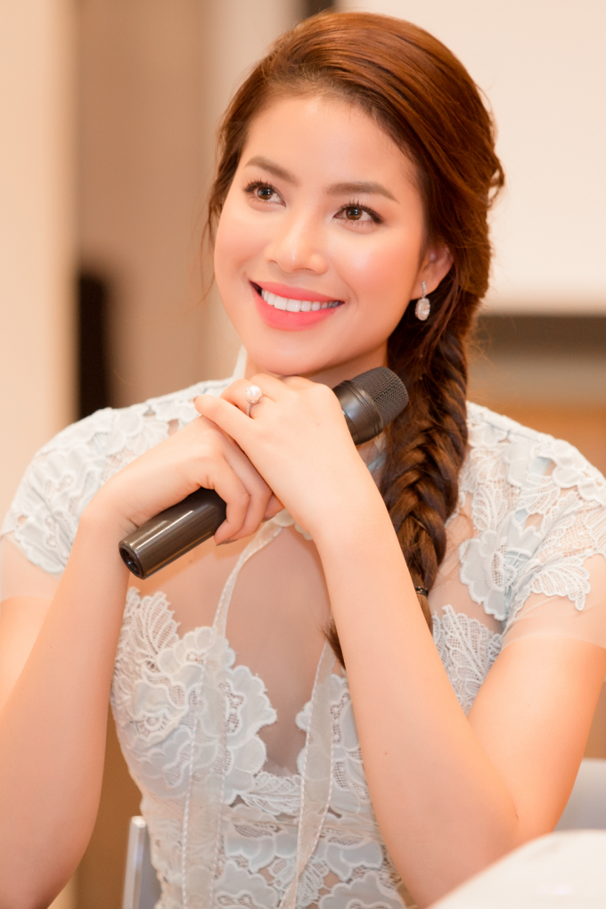 Hoa hậu Phạm Hương c&oacute; buổi giao lưu c&ugrave;ng c&aacute;c thầy c&ocirc; c&aacute;c trường đại học ở Việt Nam tham gia đi Nhật c&ugrave;ng v&agrave; h&agrave;ng trăm sinh vi&ecirc;n, học sinh Việt Nam đang học v&agrave; l&agrave;m việc tại Osaka.&nbsp;