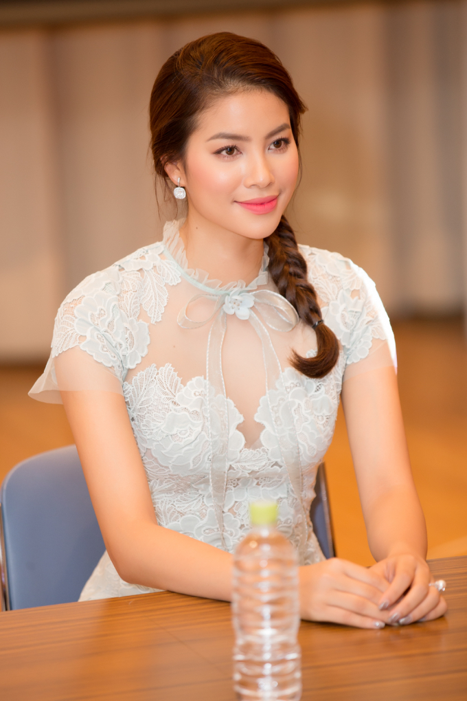 Hoa hậu Phạm Hương được ch&agrave;o đ&oacute;n nồng nhiệt tại Nhật Bản