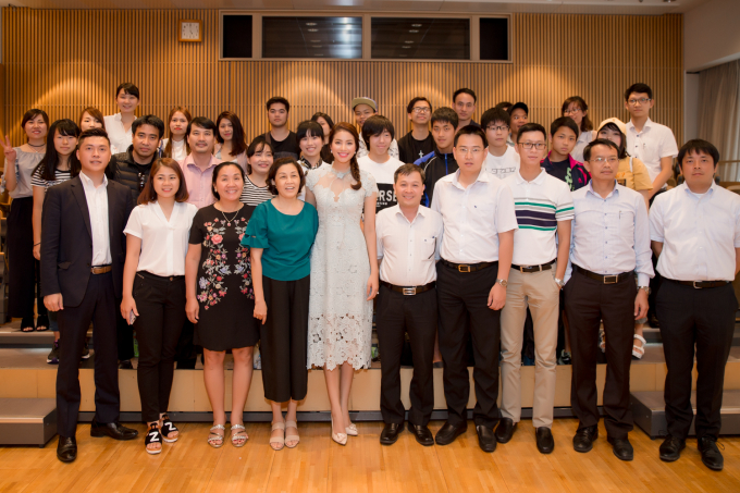 Hoa hậu Phạm Hương được ch&agrave;o đ&oacute;n nồng nhiệt tại Nhật Bản