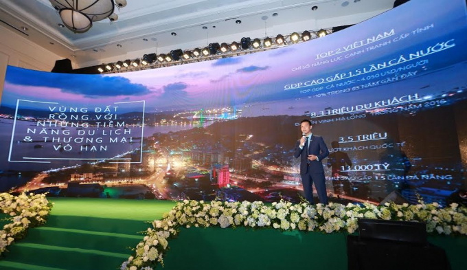 &nbsp;&Ocirc;ng Phạm Văn Nam - Gi&aacute;m đốc kinh doanh FLC Hạ Long &ndash; thuyết tr&igrave;nh về dự &aacute;n.
