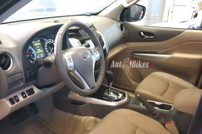 Nội thất tr&ecirc;n Nissan Navara Premium R.