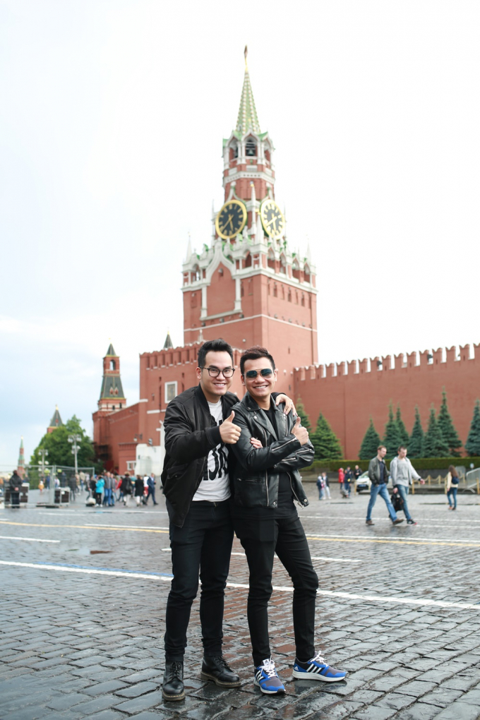 Anh em Khắc Việt - Khắc Hưng đang vi vu ở trời T&acirc;y.