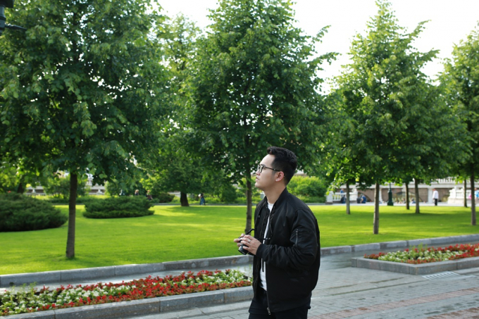 Khắc Hưng tỏ ra rất h&agrave;o hứng với chuyến đi n&agrave;y mặc ồn &agrave;o dư luận diễn ra những ng&agrave;y qua.