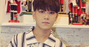 Chân dung 9x đẹp trai hát mashup cuốn hút trên phố đi bộ