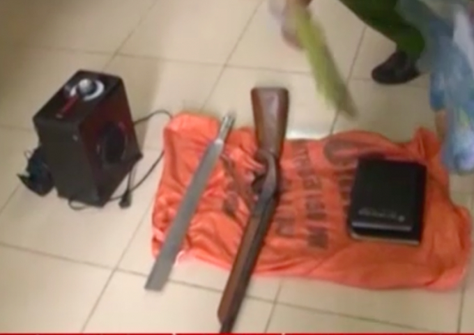 Tang vật thu được từ chỗ ở của 4 đối tượng, cơ quan c&ocirc;ng an thu được cả s&uacute;ng v&agrave; một số tang vật kh&aacute;c.