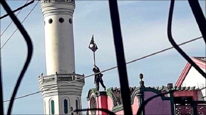 H&igrave;nh ảnh chiến binh Maute cắm cờ IS tr&ecirc;n n&oacute;c trường học ở Marawi g&acirc;y chấn động dư luận.