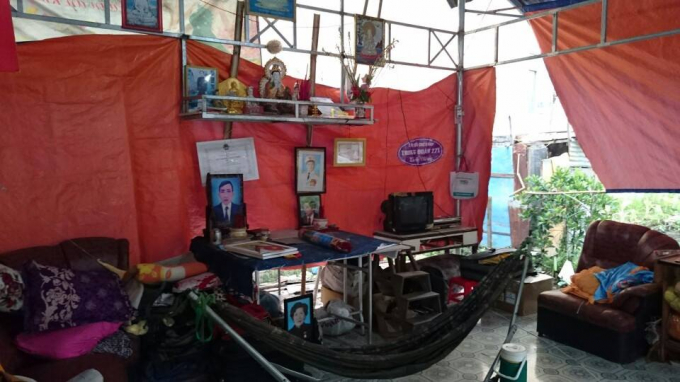 Căn l&aacute;n tạm bợ của b&agrave; Ơi v&agrave; người con trai khuyết tật.