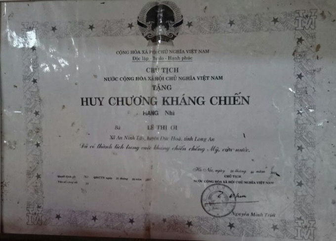 B&agrave; Ơi được tặng Huy chương, c&oacute; c&ocirc;ng với c&aacute;ch mạng, ho&agrave;n cảnh hiện tại v&ocirc; c&ugrave;ng kh&oacute; khăn cần được chia sẻ gi&uacute;p đỡ.