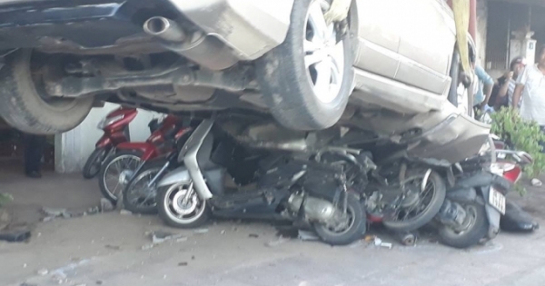 Hà Tĩnh: Xế hộp "nổi điên" cưỡi hàng loạt xe máy