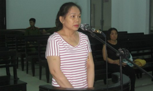 Bị c&aacute;o Trương Thị Th&uacute;y Kiều trước v&agrave;nh m&oacute;ng ngựa