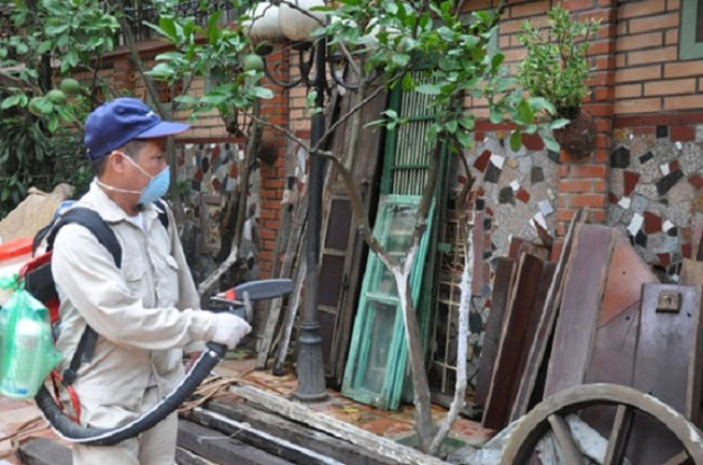 &nbsp;Thuốc phun diệt muỗi hiện nay được Bộ Y tế sử dụng để dập dịch sốt xuất huyết ở c&aacute;c cụm d&acirc;n cư kh&ocirc;ng g&acirc;y độc đối với sức khỏe con người. Ảnh: vtv.vn