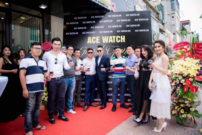 Diễn vi&ecirc;n Việt Anh ch&uacute;c mừng ACE Watch.