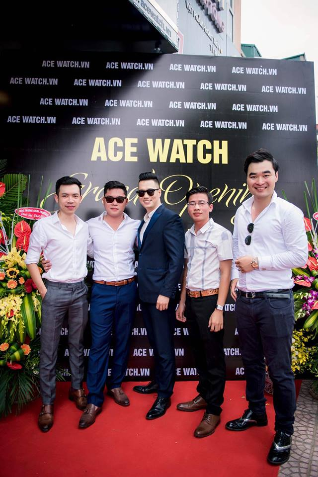 &ldquo;Cậu ấm&rdquo; nh&agrave; Phan Thị chụp ảnh khai trương ACE WATCH.