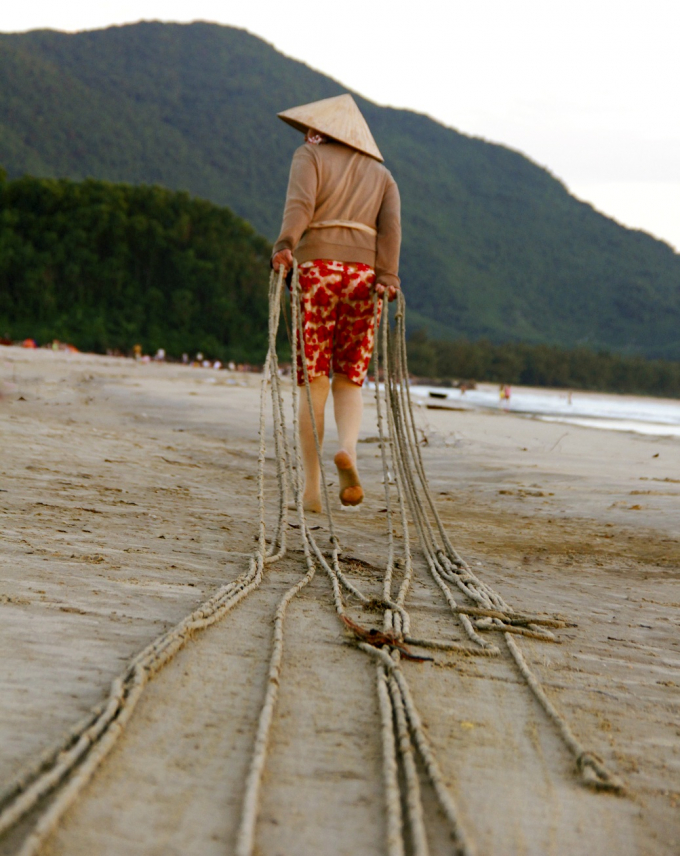 Về cảng biển Ch&acirc;n M&acirc;y (tỉnh Thừa Thi&ecirc;n Huế) một s&aacute;ng đầu hạ, t&ocirc;i may mắn gặp được những người phụ nữ l&agrave;m nghề 'k&eacute;o biển', đ&atilde; hơn chục năm nay, họ sống v&agrave; b&aacute;m với nghề.