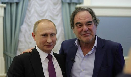 Tổng thống Nga Putin (tr&aacute;i) v&agrave; đạo diễn Oliver Stone.