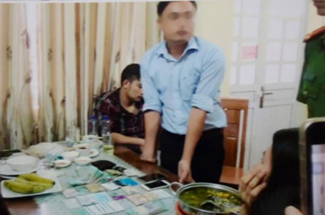 Nh&agrave; b&aacute;o L&ecirc; Duy Phong (đứng) tại hiện trường vụ &aacute;n.