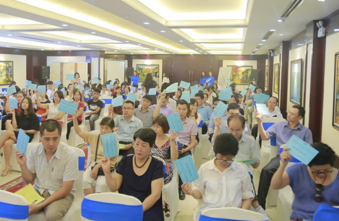 Cổ đ&ocirc;ng biểu quyết th&ocirc;ng qua chương tr&igrave;nh đại hội