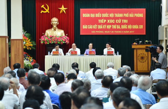 Thủ tướng Ch&iacute;nh phủ tiếp x&uacute;c cử tri tại Hải Ph&ograve;ng.
