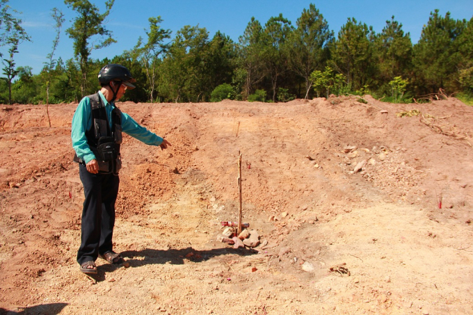 Hiện trường khu lăng mộ bị c&agrave;y xới.
