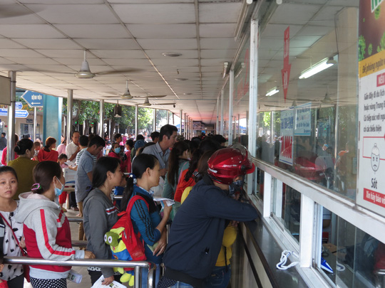 Khi trẻ c&oacute; biểu hiện nhiễm si&ecirc;u vi như sốt, n&ocirc;n &oacute;i... n&ecirc;n đưa trẻ đi kh&aacute;m. Ảnh: minh họa/NLD