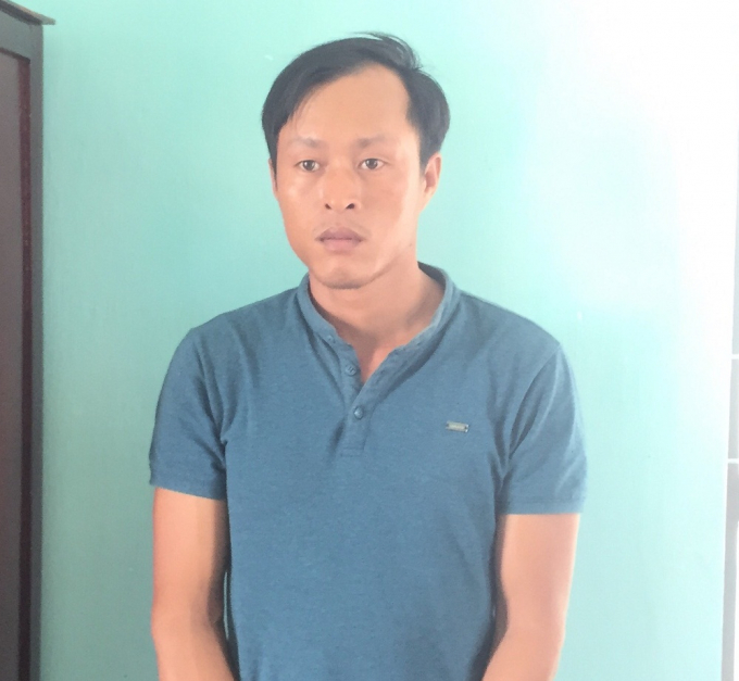 Nảy sinh &yacute; đồ trộm cắp, Hiệp lẻn v&agrave;o qu&aacute;n nhậu rồi c&oacute; h&agrave;nh vi d&acirc;m &ocirc; với con chủ qu&aacute;n.