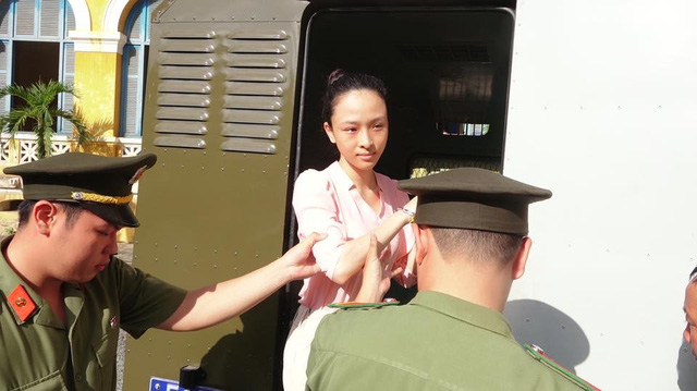 Bị c&aacute;o Phương Nga được đưa đến to&agrave; - Ảnh Phạm Nguyễn.