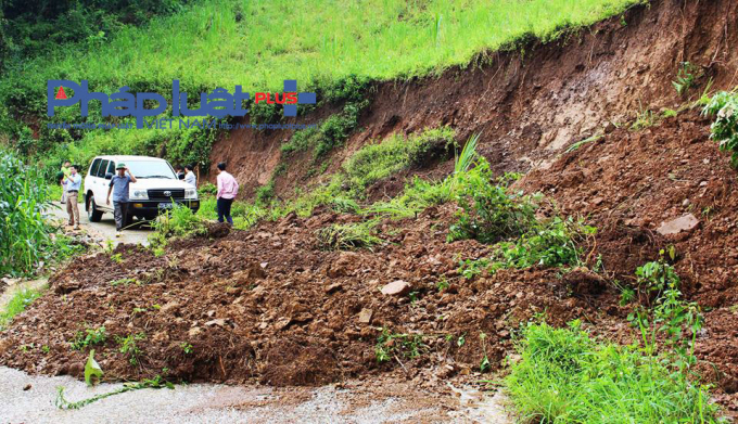 Mưa to k&eacute;o d&agrave;i g&acirc;y sạt lở tả luy &acirc;m tuyến đường b&ecirc; t&ocirc;ng từ trung t&acirc;m x&atilde; Kh&acirc;u Vai đi th&ocirc;n Kh&acirc;u Vai B v&agrave; th&ocirc;n P&oacute; Ngần.&nbsp;