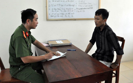 Lấy lời khai Đặng Minh Tiến. (Ảnh: VOV)