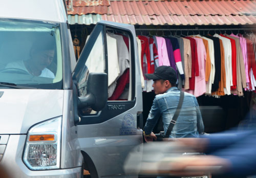 &ldquo;C&ograve;&rdquo; du lịch mồi ch&agrave;i du kh&aacute;ch mua đặc sản khi vừa đến Đ&agrave; Lạt (Ảnh nguồn nld.com.vn).