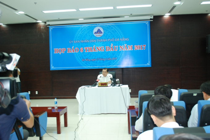 L&atilde;nh đạo th&agrave;nh phố trả lời nhiều vấn đề n&oacute;ng với x&atilde; hội.