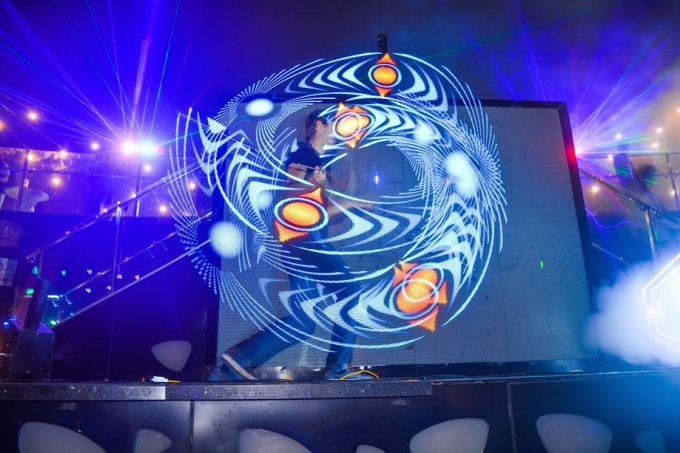 Với chủ đề &ldquo;All White Party&rdquo; hay c&ograve;n gọi l&agrave; &ldquo;dạ tiệc trắng&rdquo;, lần đầu ti&ecirc;n du kh&aacute;ch đến với SKY36 được trải nghiệm một kh&ocirc;ng gian trang tr&iacute; ho&agrave;n to&agrave;n theo gam m&agrave;u trắng.