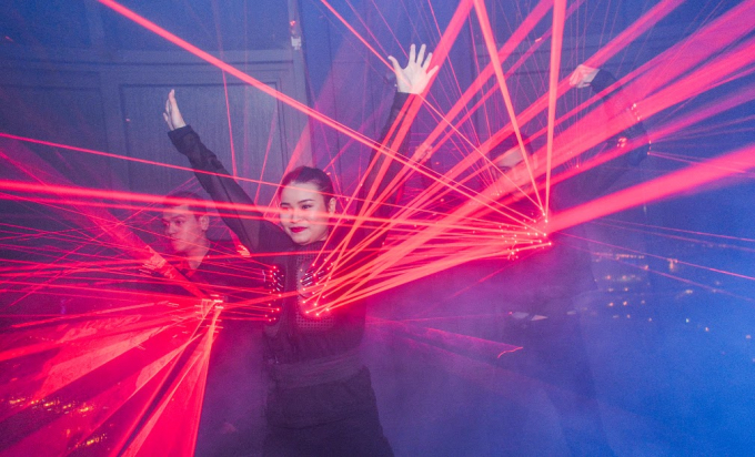 Trong kh&ocirc;ng gian &acirc;m nhạc s&ocirc;i động, kh&ocirc;ng kh&iacute; dạ tiệc c&agrave;ng th&ecirc;m b&ugrave;ng nổ với c&aacute;c tiết mục biểu diễn m&uacute;a cột, m&uacute;a lụa đi&ecirc;u luyện.