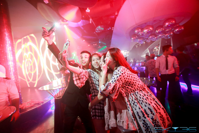 Du kh&aacute;ch đến xem đ&ecirc;m chung kết ph&aacute;o hoa DIFF tối 24/6 tại SKY36 được gửi tặng v&eacute; mời v&agrave; đồ uống miễn ph&iacute; để dự &ldquo;dạ tiệc trắng&rdquo;.&nbsp;