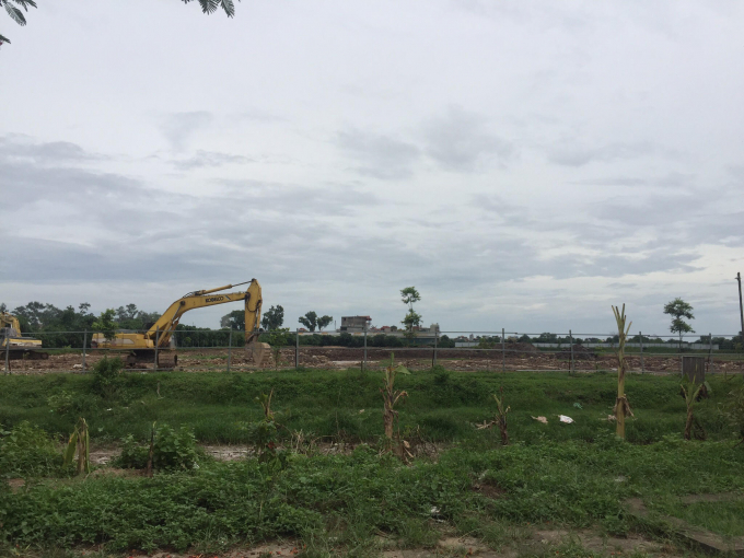 Những chiếc m&aacute;y x&uacute;c hạng nặng tr&ecirc;n c&ocirc;ng trường.