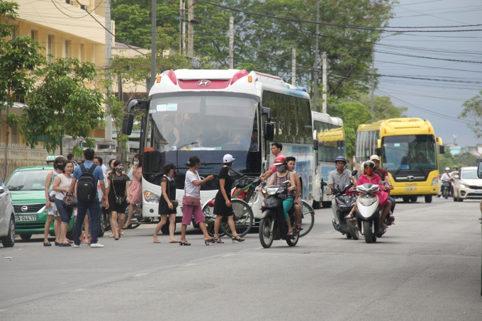 C&aacute;c xe dừng v&agrave; trả kh&aacute;ch ngay tr&ecirc;n đường rất nguy hiểm...